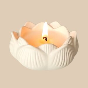 Bougie Fleur de Lotus artisanale allumée – ambiance zen