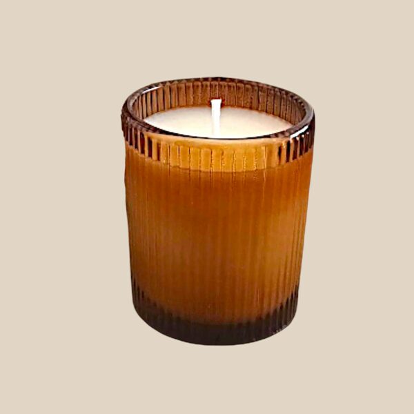 Bougie parfumée artisanale Amber en verre ambré avec cire végétale de soja
