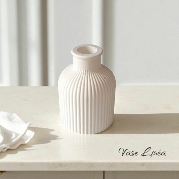Vase Linéa en plâtre beige à relief – style minimaliste scandinave