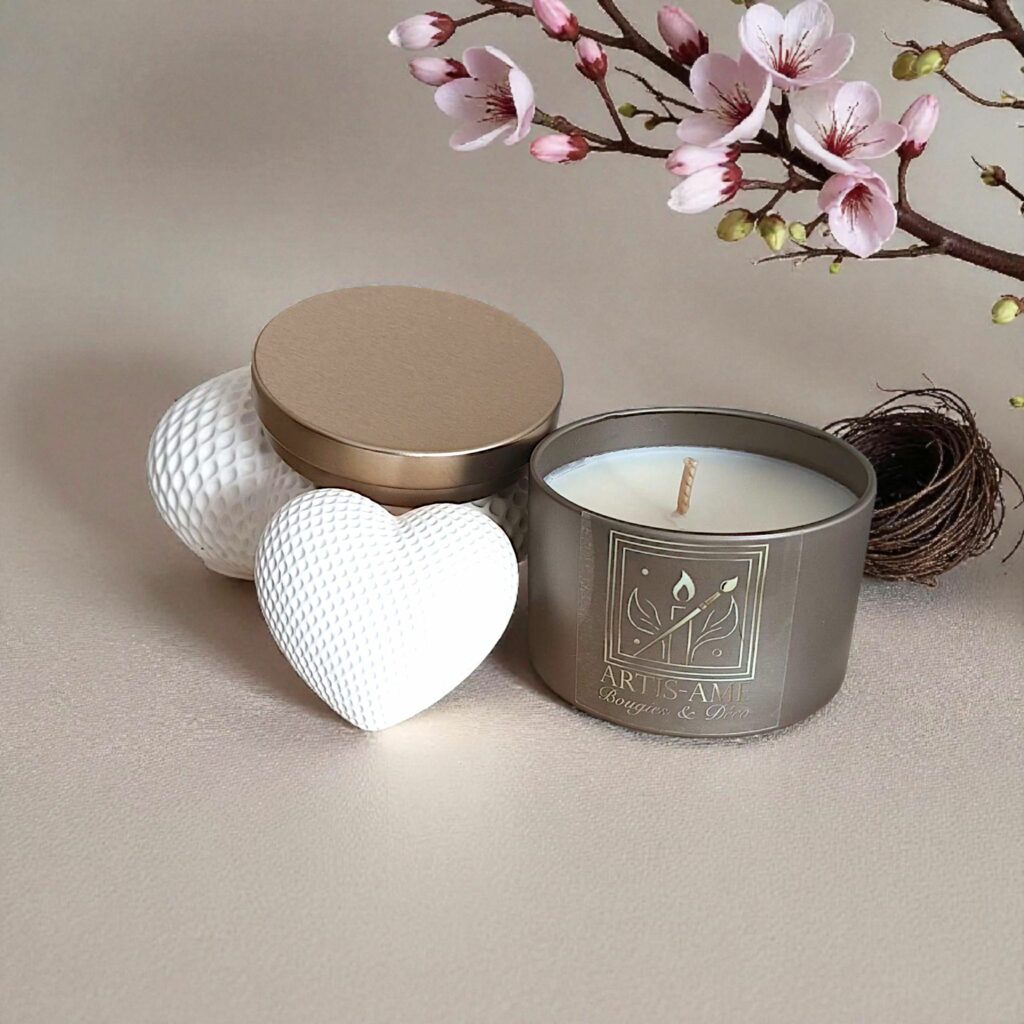 Bougie parfumée artisanale ARTIS-AME mise en scène avec éléments décoratifs et floraux