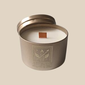 Bougie artisanale ARTIS-AME en pot métallique avec mèche en bois, couvercle ouvert