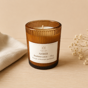 Bougie parfumée Amber en verre ambré côtelé, coulée à la main par ARTIS-ÂME.