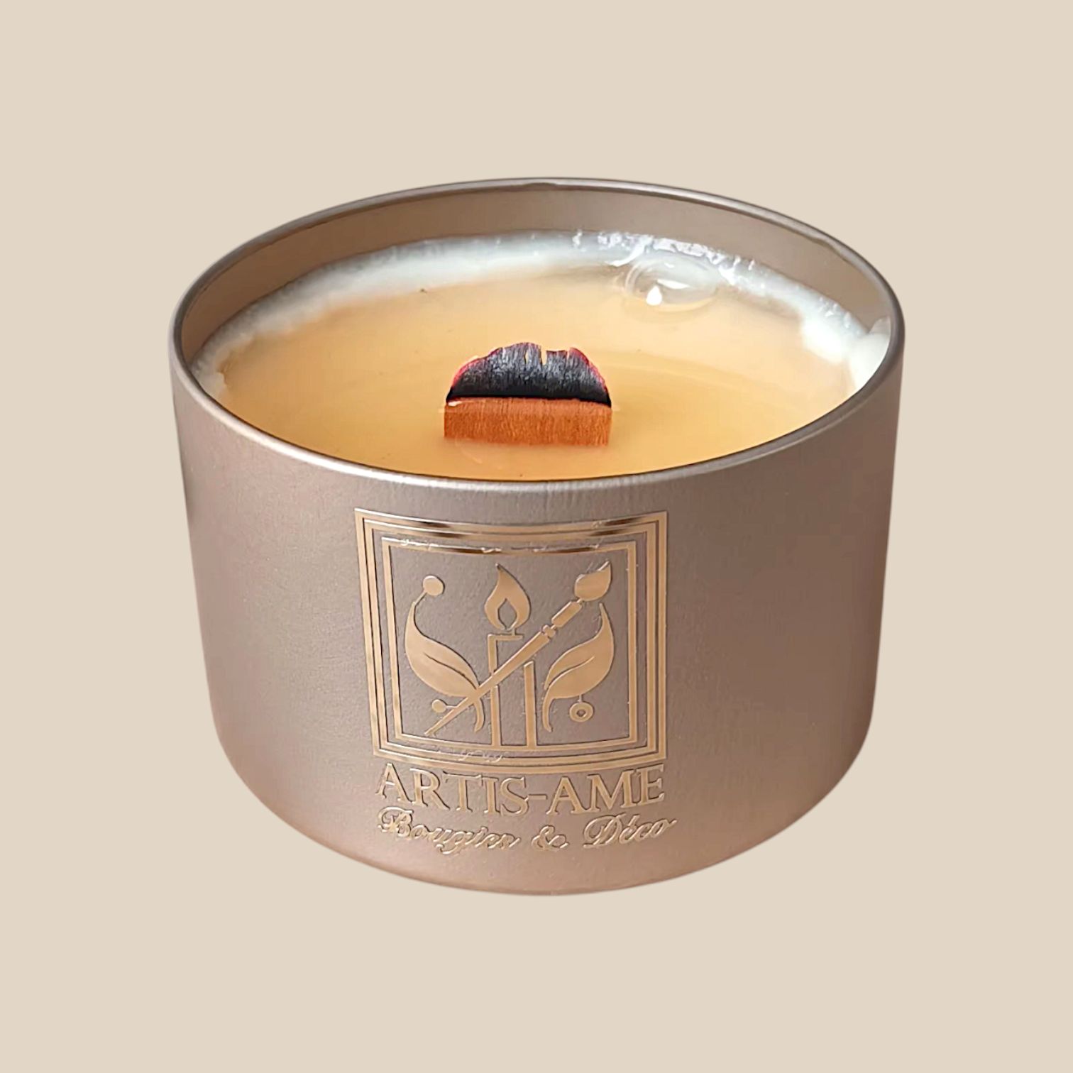 Bougie ARTIS-AME allumée avec mèche en bois crépitante dans un pot métallique