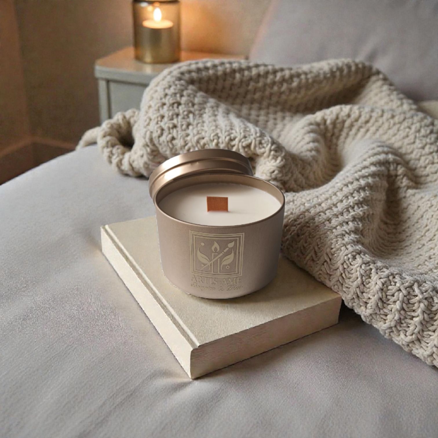Bougie décorative ARTIS-AME posée sur un livre dans une ambiance intérieure chaleureuse