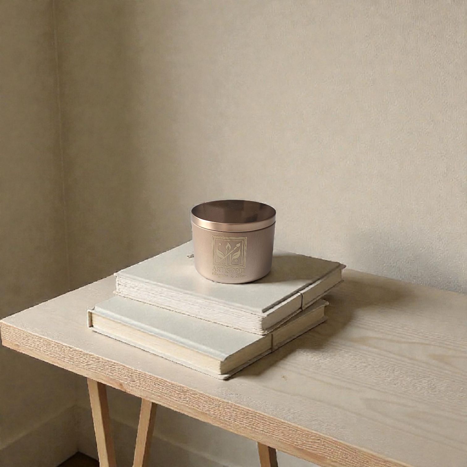 Bougie parfumée ARTIS-AME sur des livres, décoration minimaliste et élégante