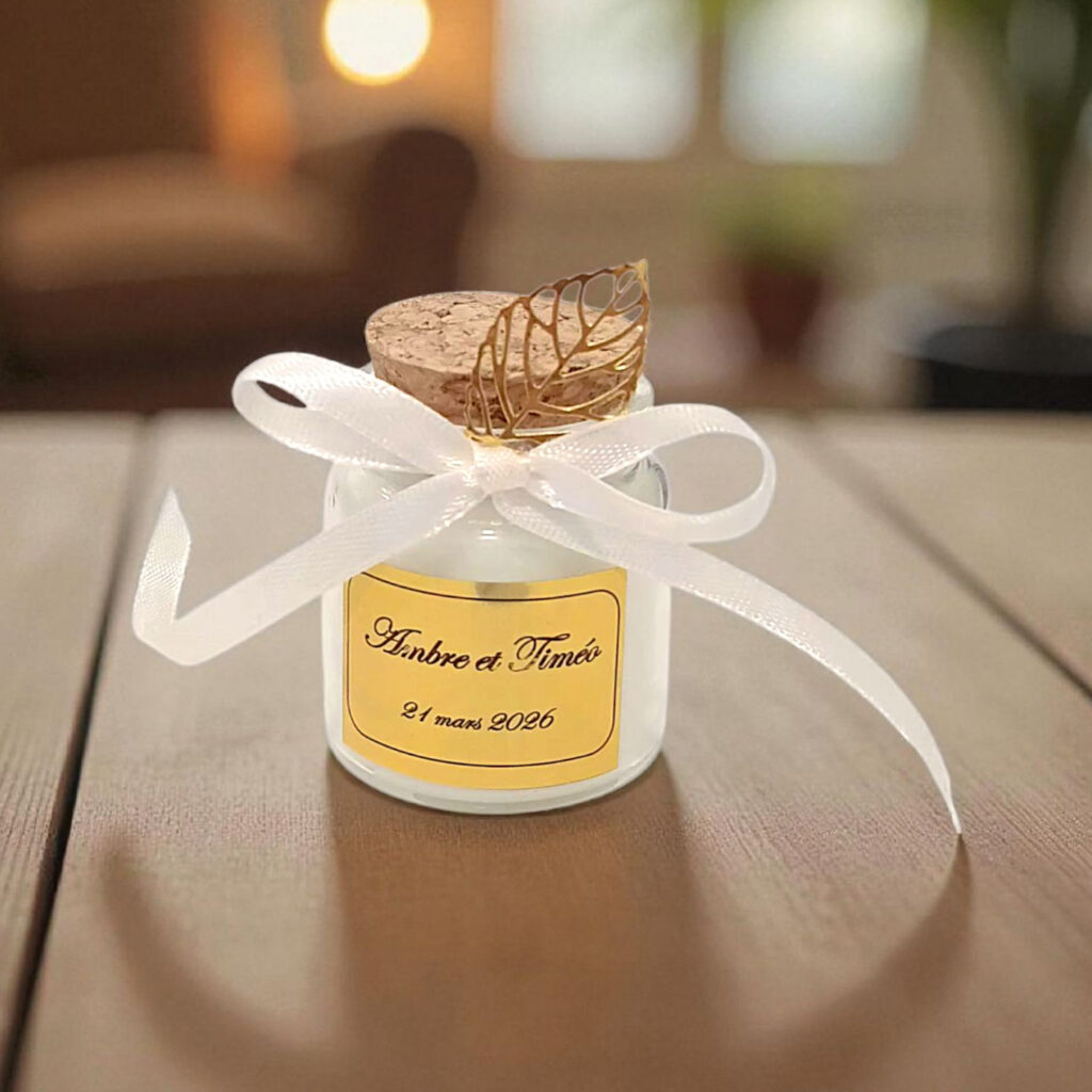 Bougie personnalisée chic or avec ruban blanc et détail doré, cadeau invité élégant pour mariage