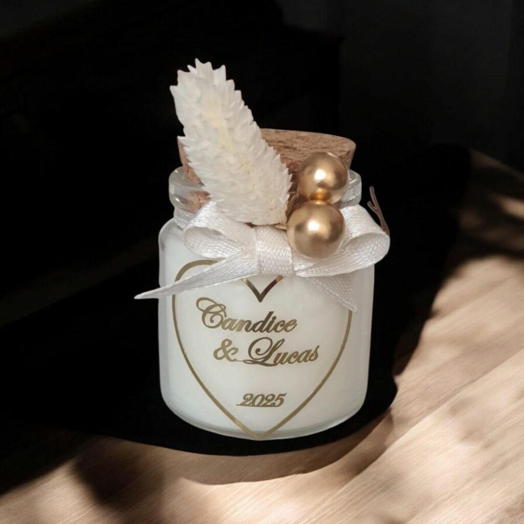Bougie personnalisée cœur en verre givré avec étiquette dorée, décor blanc et or, cadeau invité élégant