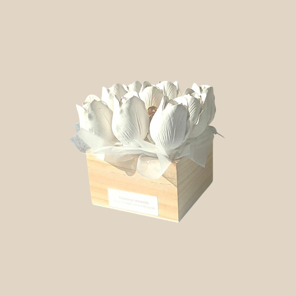 Bouquet floral artisanal en plâtre blanc Printemps Immobile dans contenant en bois naturel