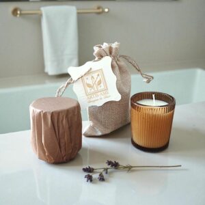 Bougie parfumée Amber Vanille – cire naturelle – verre ambré côtelé – Artis-Âme Bougies & Déco