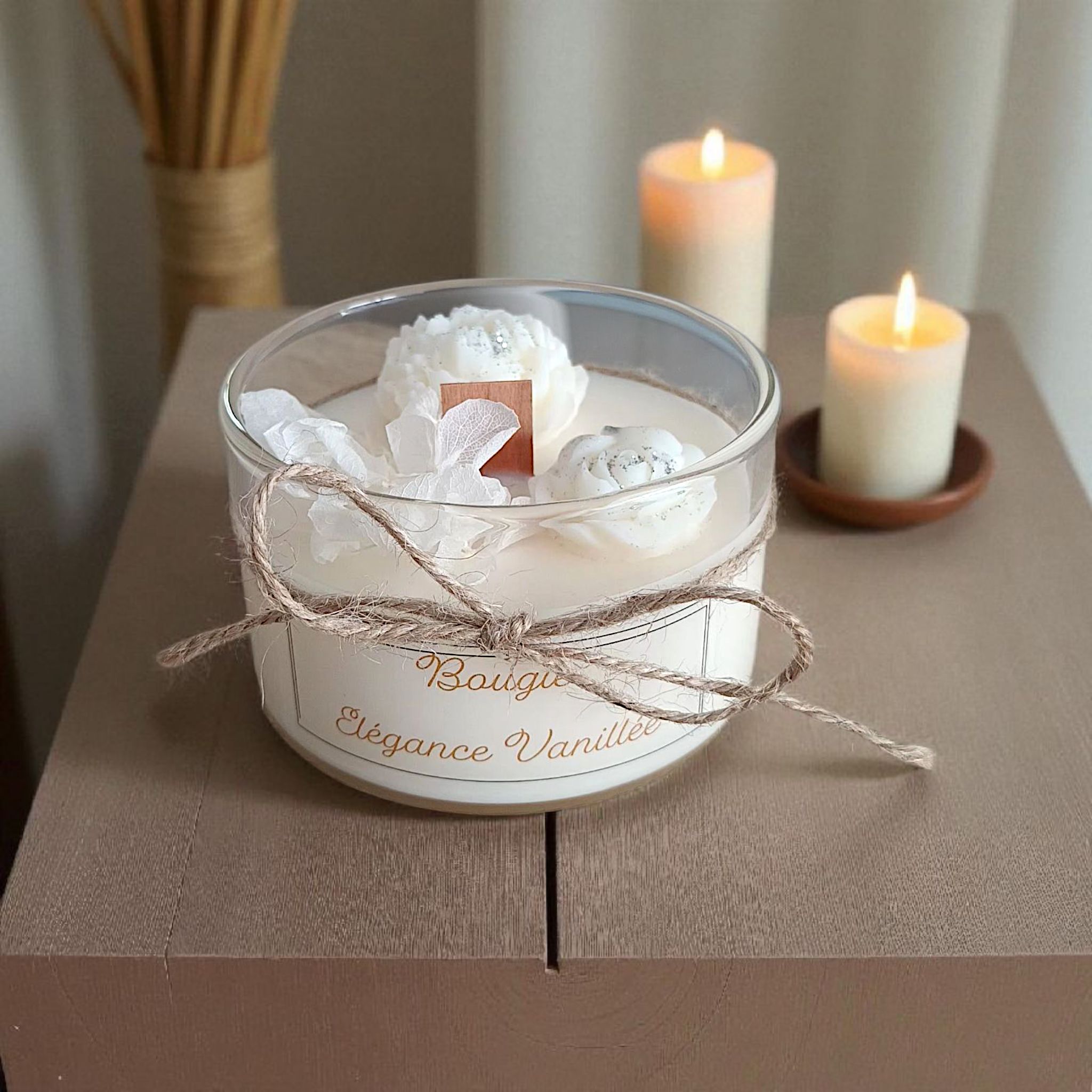 Bougie parfumée vanille en décoration intérieure chaleureuse et apaisante