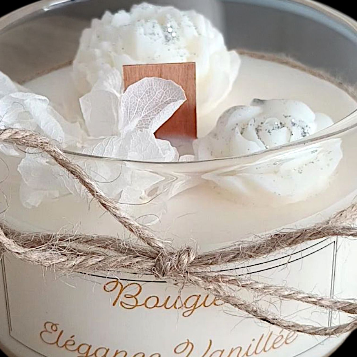 Détail de la bougie Élegance Vanillée avec fleurs décoratives en cire et mèche en bois