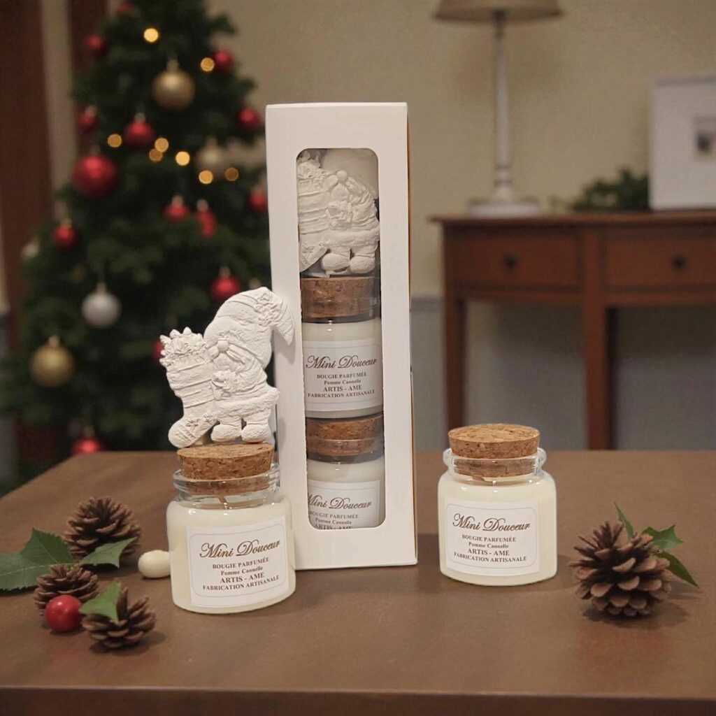 Coffret Douceur de NoĂ«l â 2 Mini Bougies Pomme Cannelle & Sujet PĂšre NoĂ«l Offert
