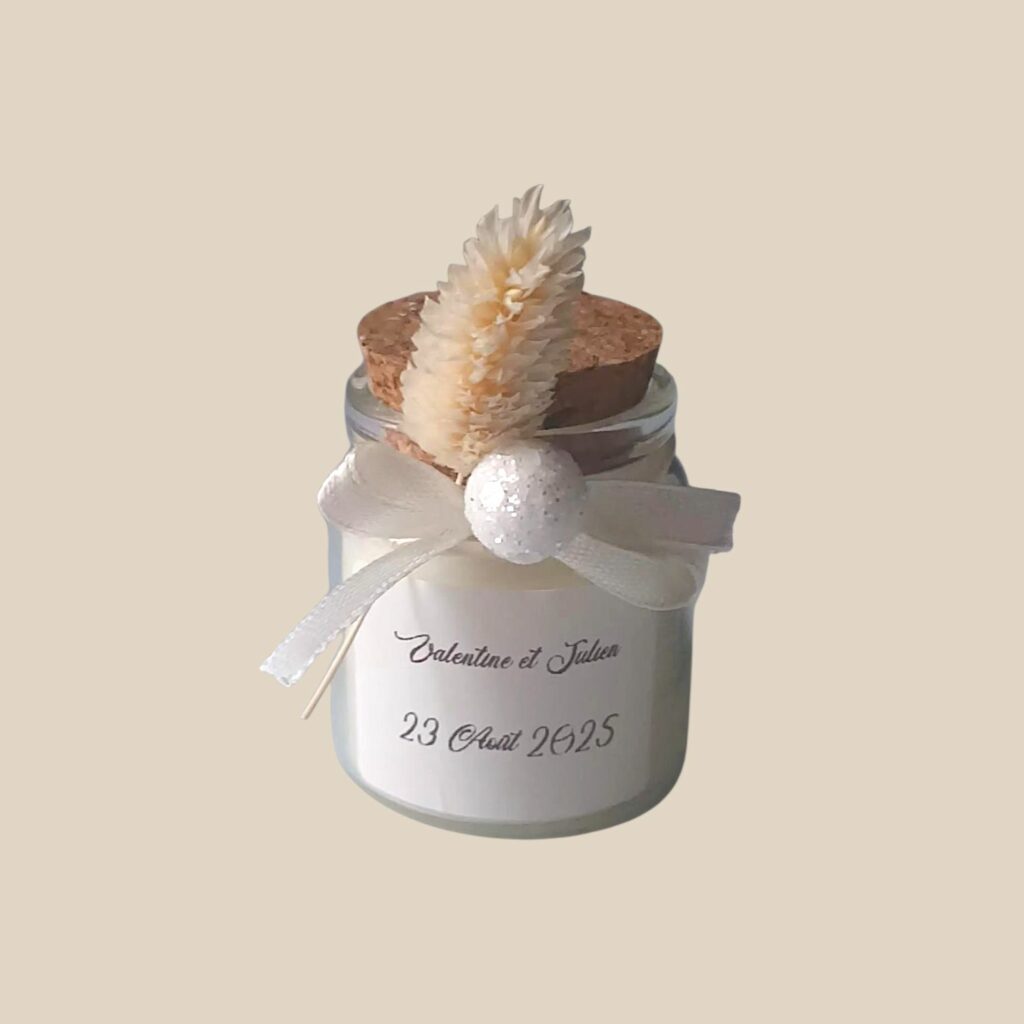 Bougie personnalisée mariage thème pureté, pot en verre avec bouchon en liège, décoration blanche et étiquette prénoms et date