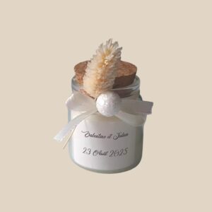 Bougie personnalisée mariage thème pureté, pot en verre avec bouchon en liège, décoration blanche et étiquette prénoms et date