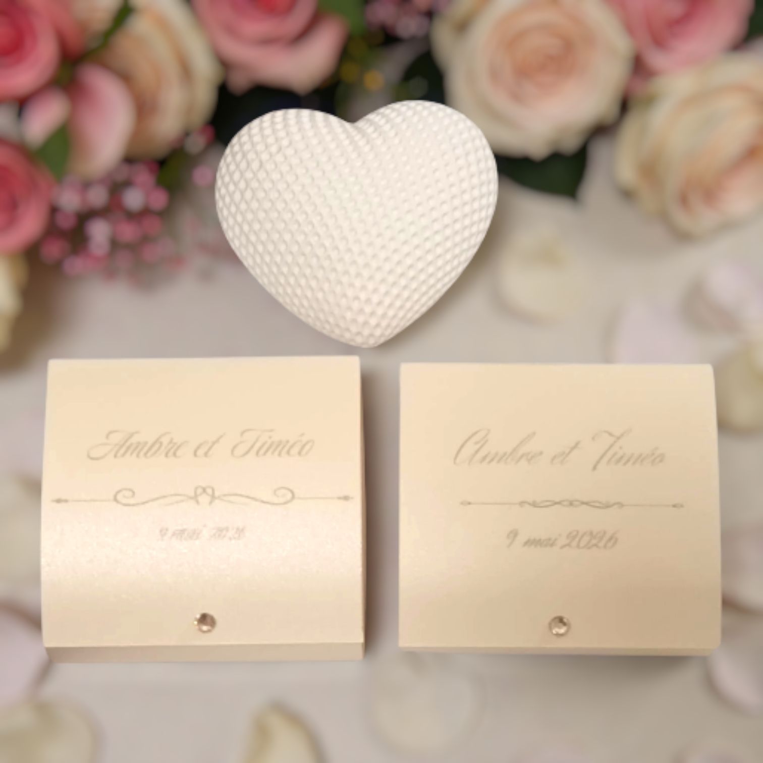 Deux styles de personnalisation de boîtes avec prénoms et date, présentés côte à côte