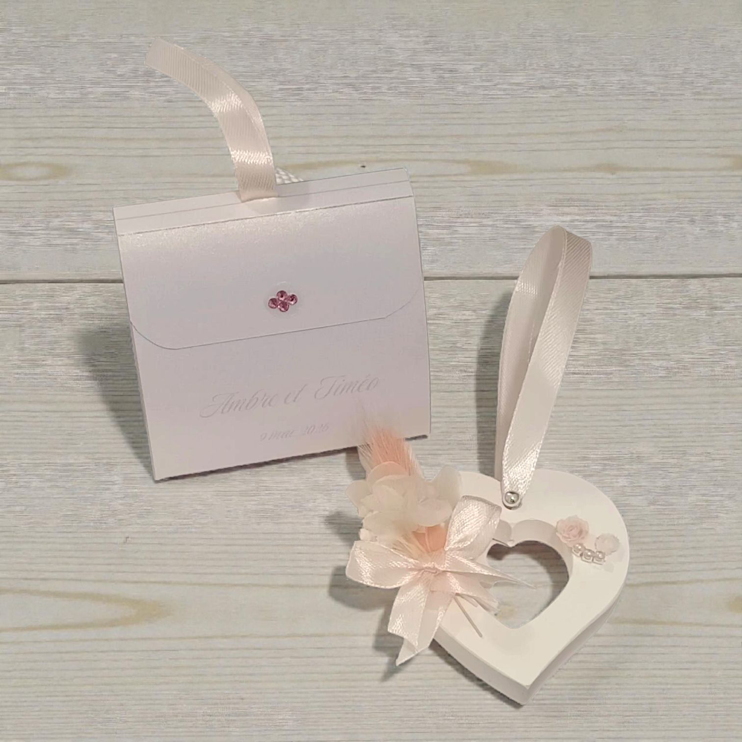 Cœur Poétique – Cadeau Invité - Suspension florale en plâtre parfumable