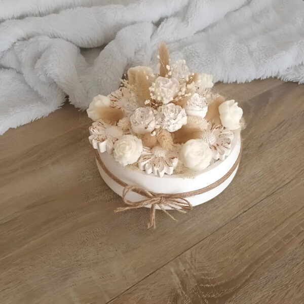 Écrin Floral Éternel – Composition artisanale en fleurs de plâtre et cire