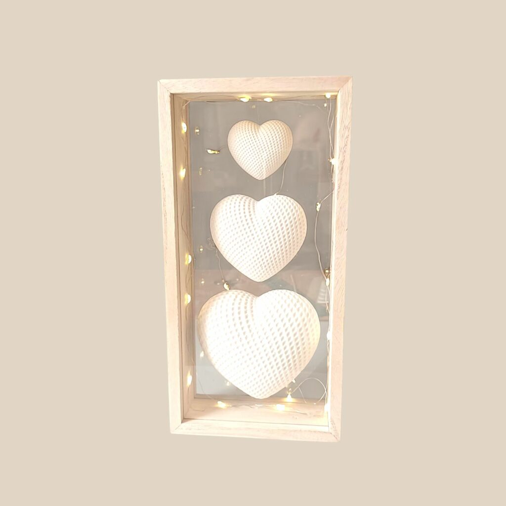 Trio de cœurs décoratifs lumineux en vitrine LED – symbole d’amour artisanal