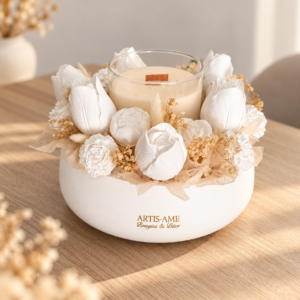 Jardin de Lumière ARTIS-ÂME, composition florale artisanale en fleurs de plâtre blanc et fleurs séchées beige, avec bougie parfumée rechargeable au centre.