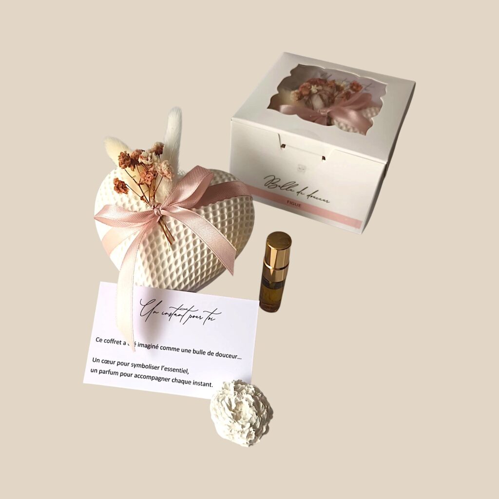 Coffret artisanal parfumé « Bulle de douceur » senteur figue comprenant un cœur en plâtre décoratif, un vaporisateur ambré et des fleurs séchées rose poudré dans une élégante boîte cadeau.