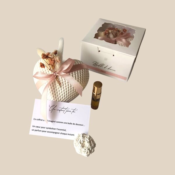 Coffret artisanal parfumé « Bulle de douceur » senteur figue comprenant un cœur en plâtre décoratif, un vaporisateur ambré et des fleurs séchées rose poudré dans une élégante boîte cadeau.