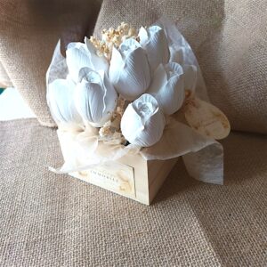 Composition florale de tulipes en plâtre dans une caisse en bois - création artisanale Artis-Âme