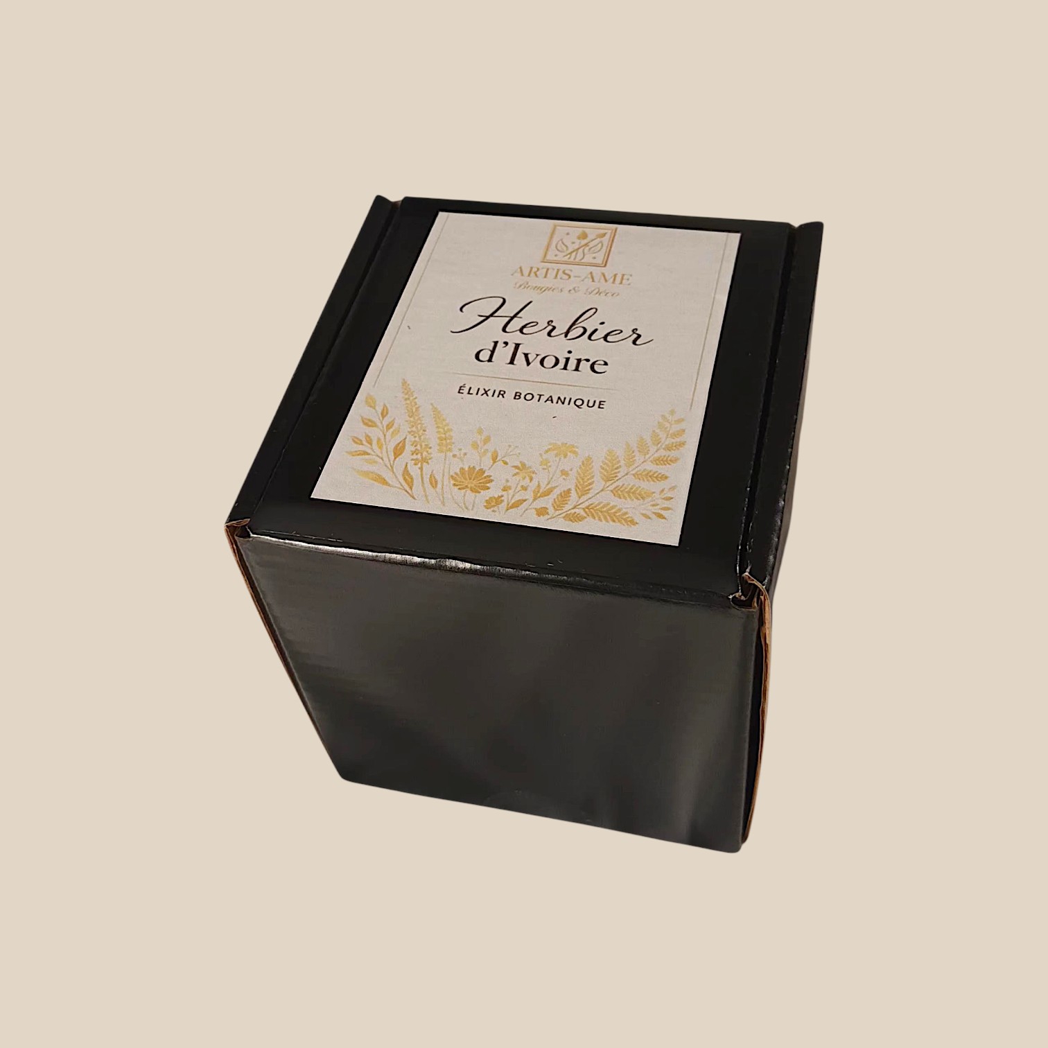 Une boîte noire élégante qui protège la composition Herbier d'Ivoire