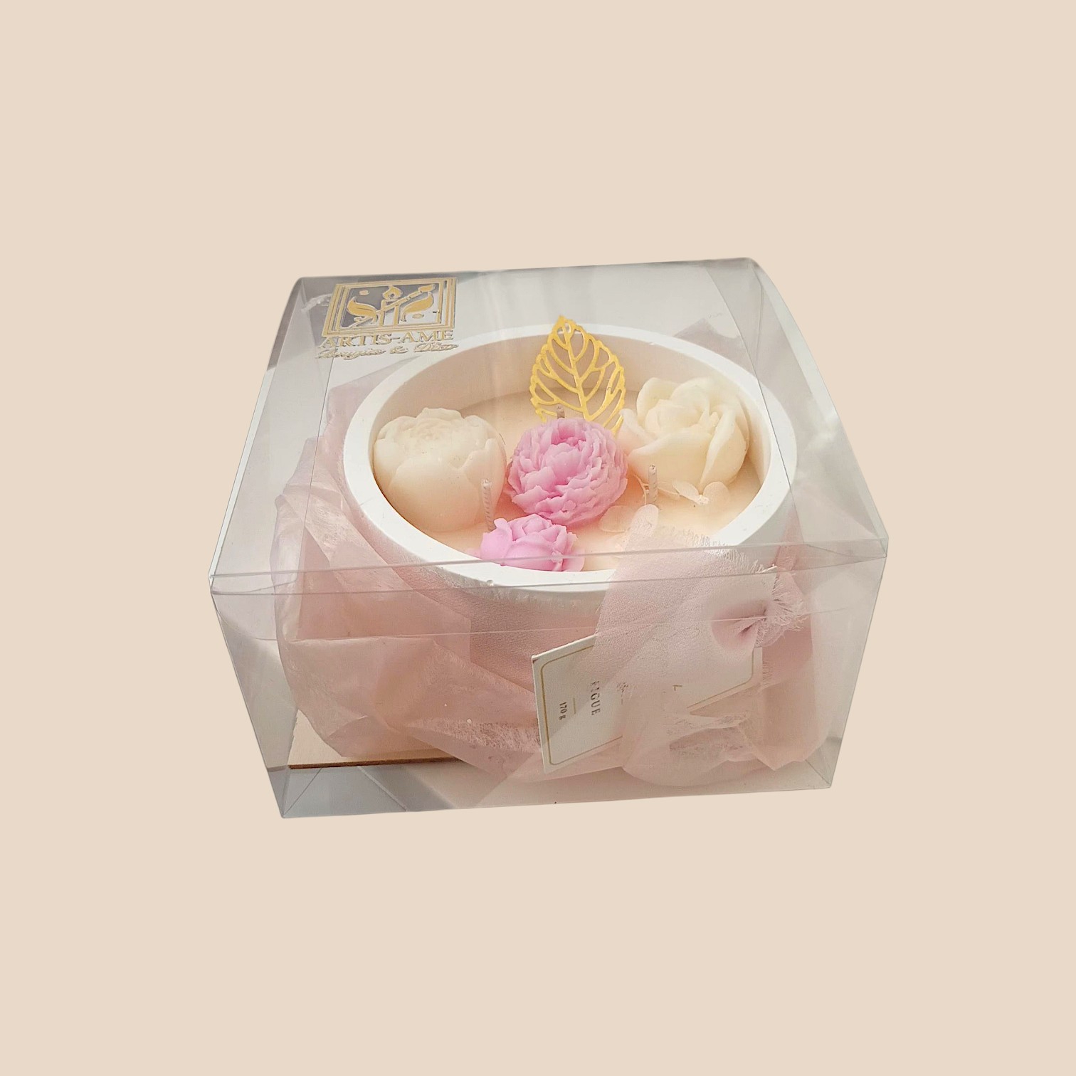 Bougie Signature artisanale parfum Figue présentée dans son emballage cadeau avec papier floral