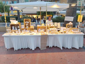 Stand ARTIS-ÂME au marché nocturne de Bandol présentant des bougies artisanales, fleurs parfumées et objets de décoration en plâtre.