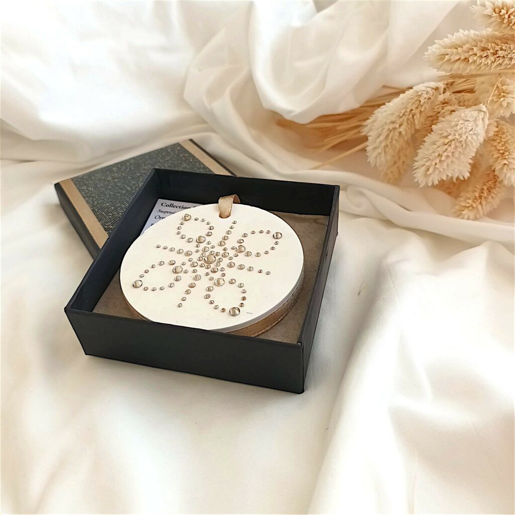 Suspension parfumable en plâtre ornée de strass, modèle 1, présentée dans son écrin cadeau noir ARTIS-ÂME