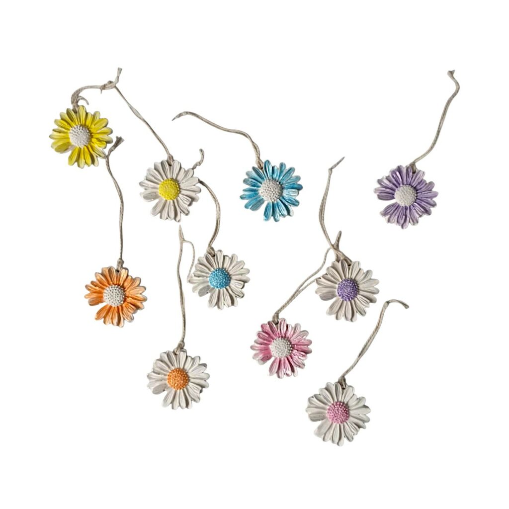 Suspension Marguerite en plâtre à parfumer, déclinée en cinq couleurs nacrées, peinte à la main – ARTIS-ÂME.